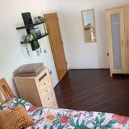 Room In Stratford With Private Bathroom And Parking London Exterior foto